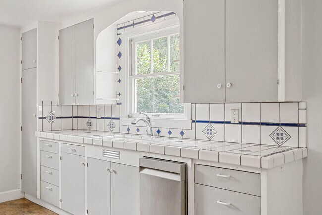 Building Photo - Amazing vintage 2-bdrm/2-bath Cully home—Giant garden, detached art studio, great location