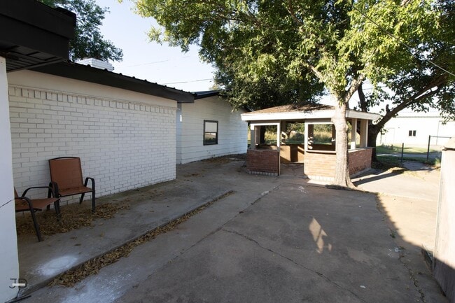 Building Photo - 674 Bell Rd S