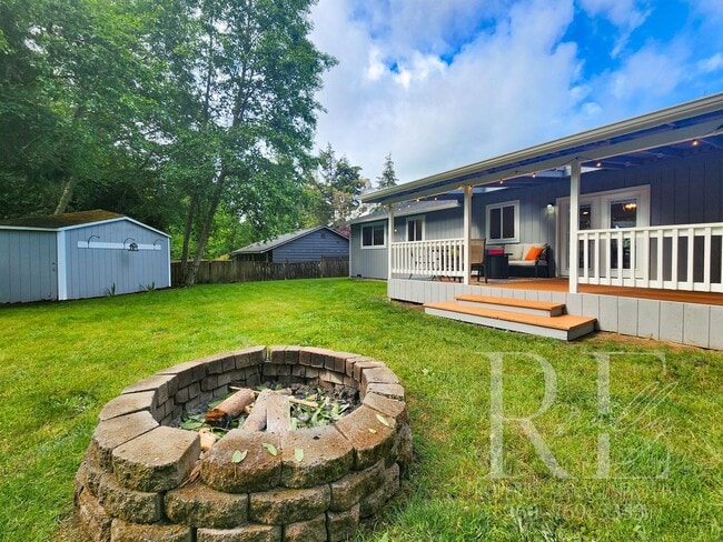 Building Photo - Rambler with Fantastic Covered Deck & Community Pool