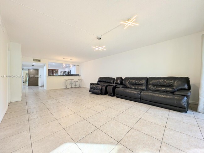 Building Photo - 310 Lakeview Dr