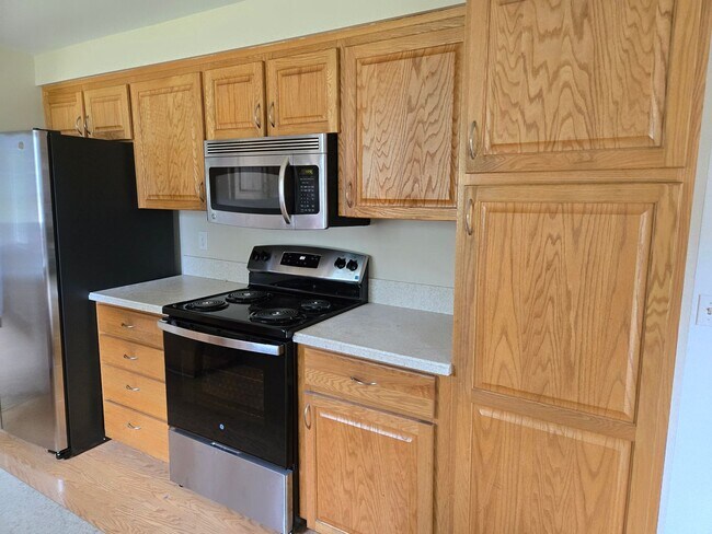 Building Photo - Terrific home, Large Yard, Quiet Street