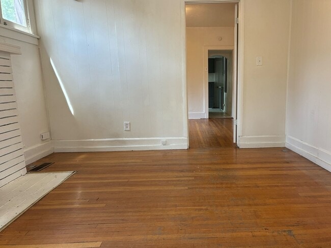 Building Photo - 921 Princeton Ave S