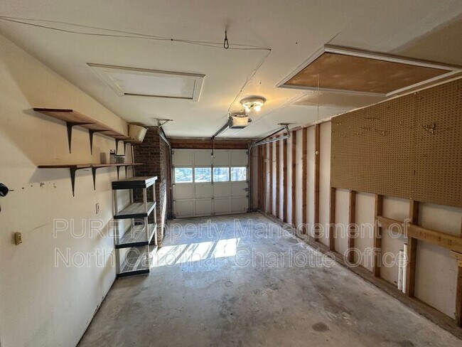 Building Photo - 12115 Landing Green Dr