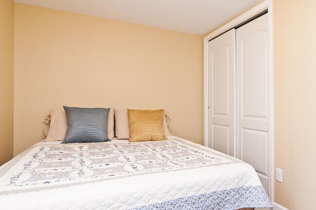 Building Photo - Spacious 3-Bedroom Duplex with Garage and 2 bathrooms in Minneapolis!