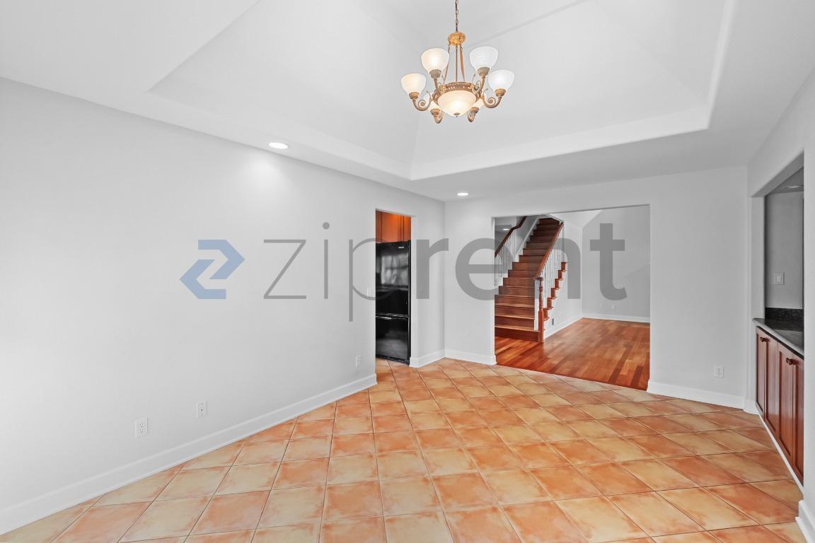Building Photo - 1025 5th St E