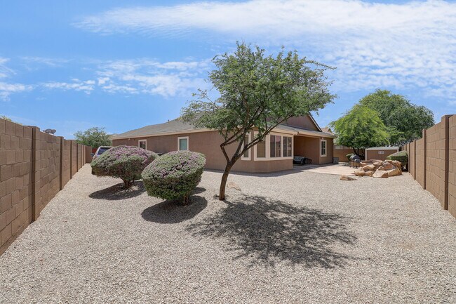 Building Photo - 8606 W Helen Ln