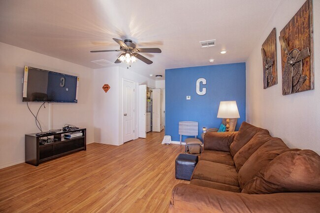 Building Photo - 800 Sherwood Dr