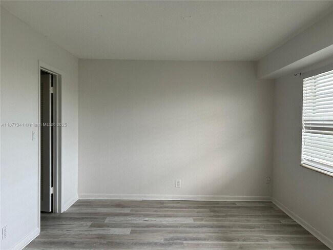 Building Photo - 3100 W Rolling Hills Cir