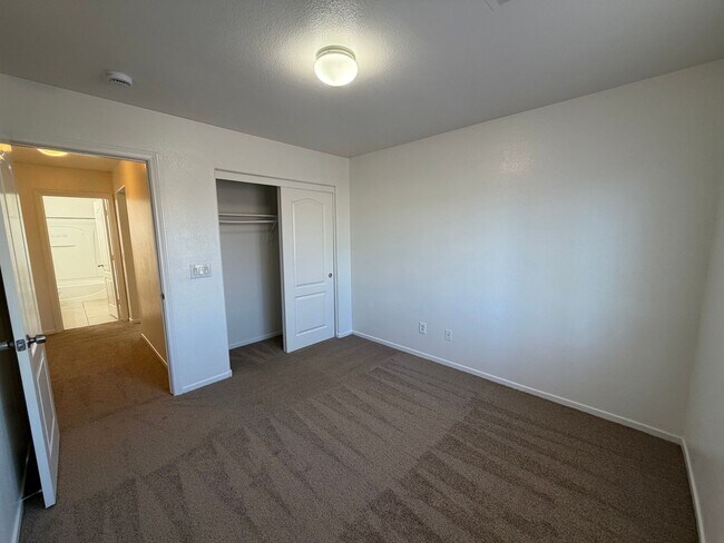 Building Photo - Discover a refreshed 4-bedroom, 2.5-bath home in Las Vegas 89149