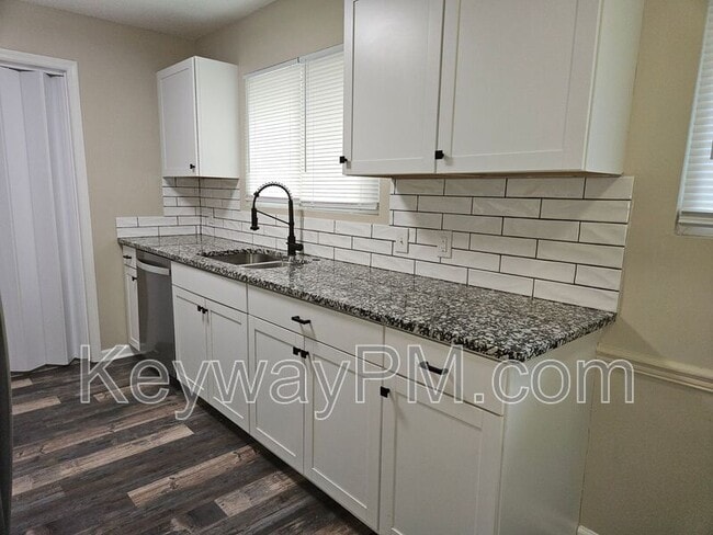 Building Photo - 1702 Harrogate Dr