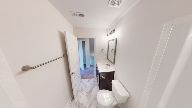 Building Photo - Modern Comfort, Great Location, and Pet-Fr...