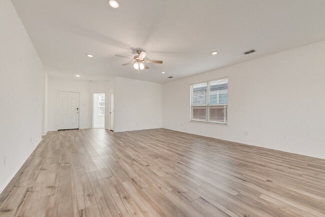 Building Photo - Fantastic newer 3-2-2 in Heartland Master Planned Community