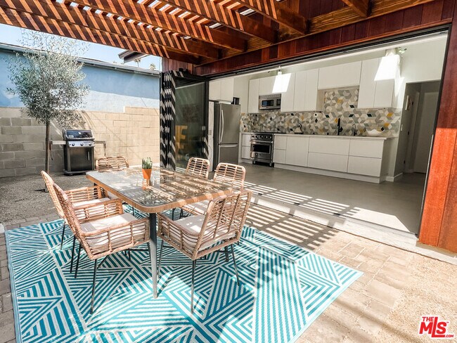 Building Photo - 3836 1/2 Seneca Ave