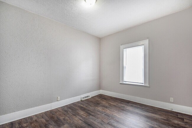Building Photo - Comfortable Three Bedroom Home in a Great Location