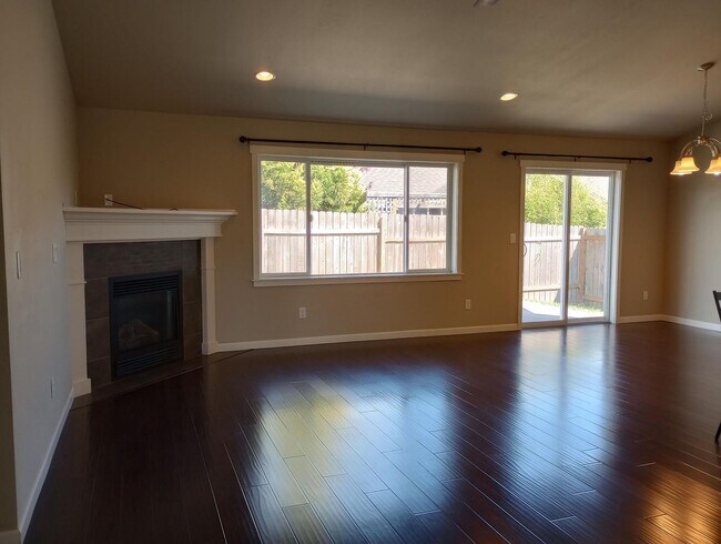 Building Photo - 5562 Fisher Pl