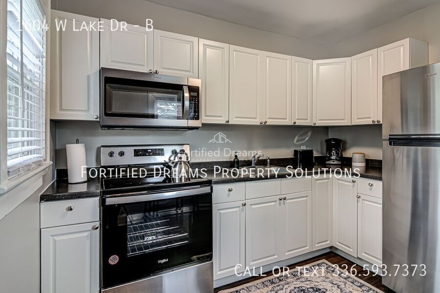 Building Photo - 1604 W Lake Dr