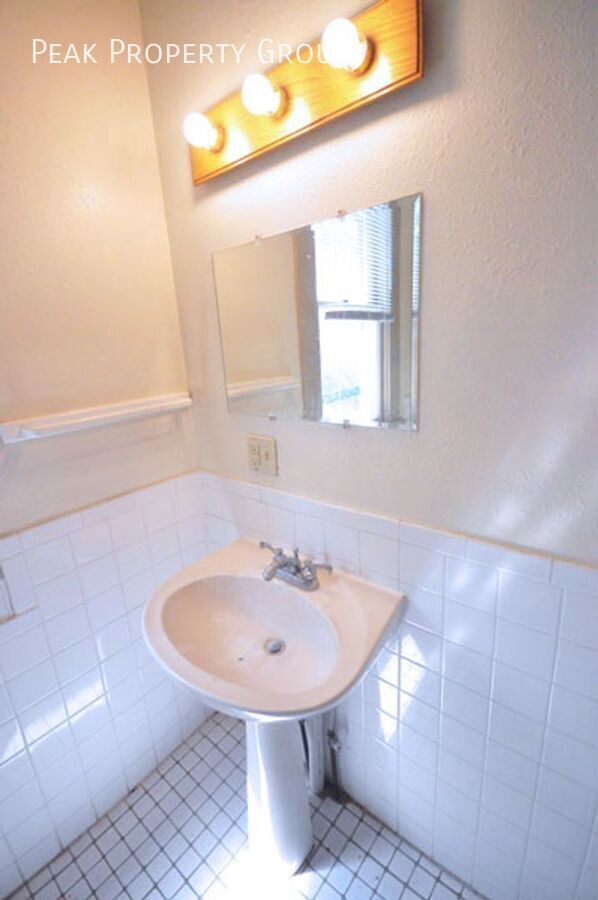 Building Photo - 233 E Northwood Ave