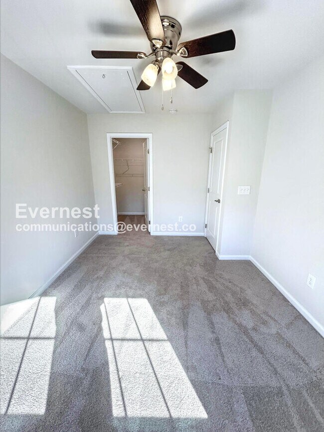 Building Photo - 4 Bed/3.5 Bath Townhome with Garage / Pet-...
