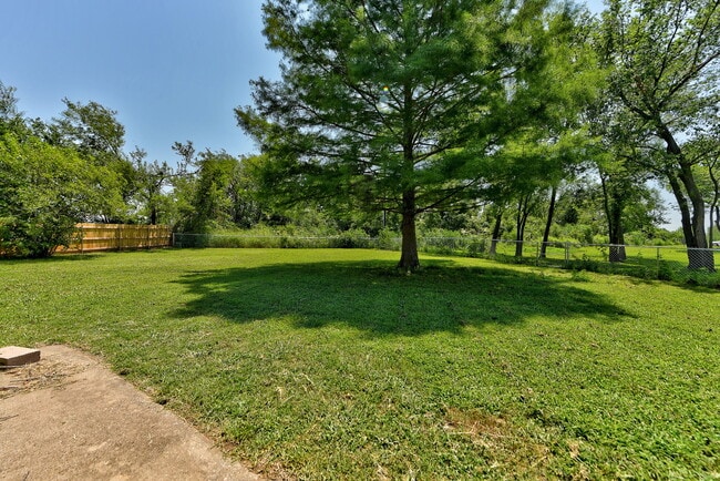 Building Photo - 2206 Whiteoak Cir