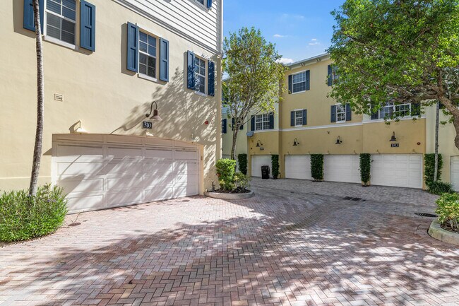 Building Photo - 310 Tuxedo Ln