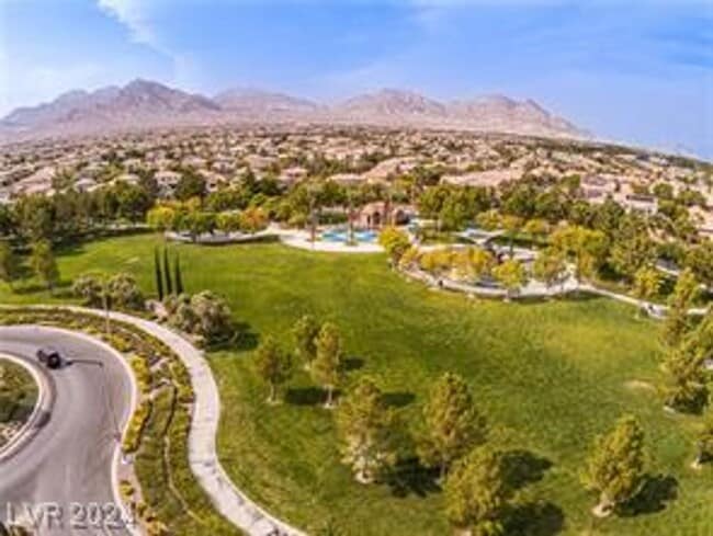Building Photo - Beautiful 4 bedroom 3 bath plus loft home in the Vistas in Summerlin!