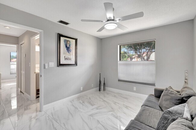 Building Photo - 10927 Dolphin Palm Ct