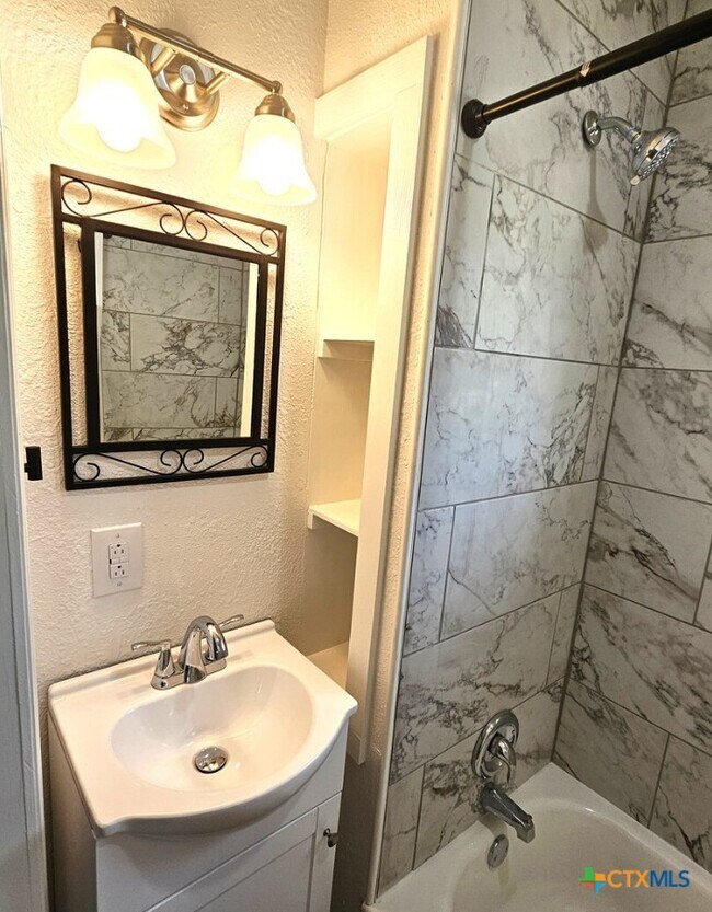 Building Photo - 105 Santa Clara St