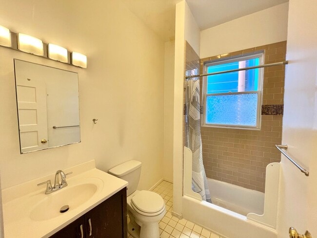 Building Photo - 3BR/2BA Renovated Victorian Full Floor Fla...