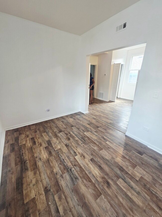 Building Photo - 1133 E 81st St