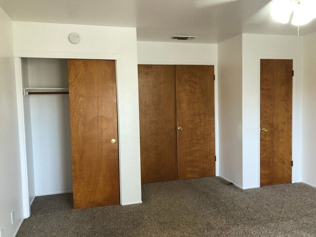Building Photo - 3-Bed, 2-Bath Single-Family Home (Lease as...