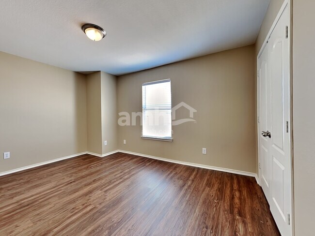 Building Photo - 729 Redwing Dr