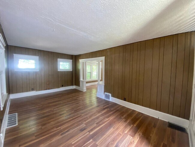 Building Photo - Spacious 3-Bed Single-Family Home in Quiet Kenmore Neighborhood