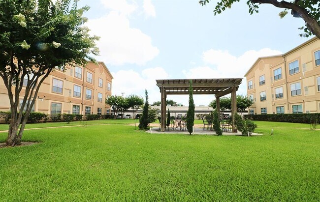Building Photo - 6611 W Sam Houston Pkwy S