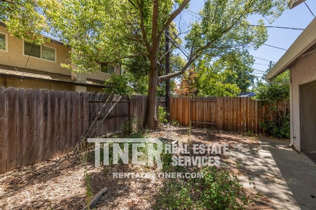 Building Photo - Darling 3 Bedroom Near Downtown - Location...