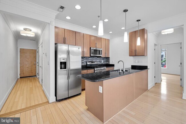 Building Photo - 449 R St NW
