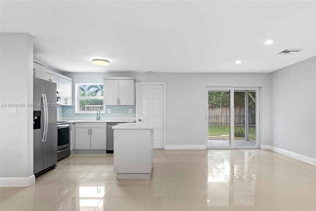 Building Photo - 1472 NE 62nd St