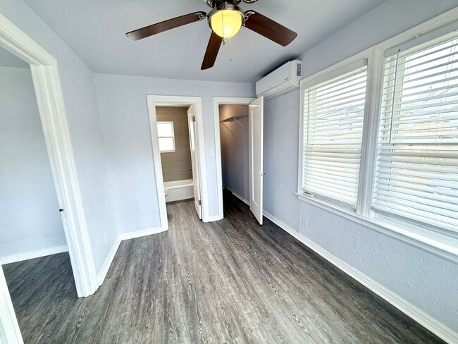 Building Photo - Updated Studio Home in Lyons Park Neighborhood!!