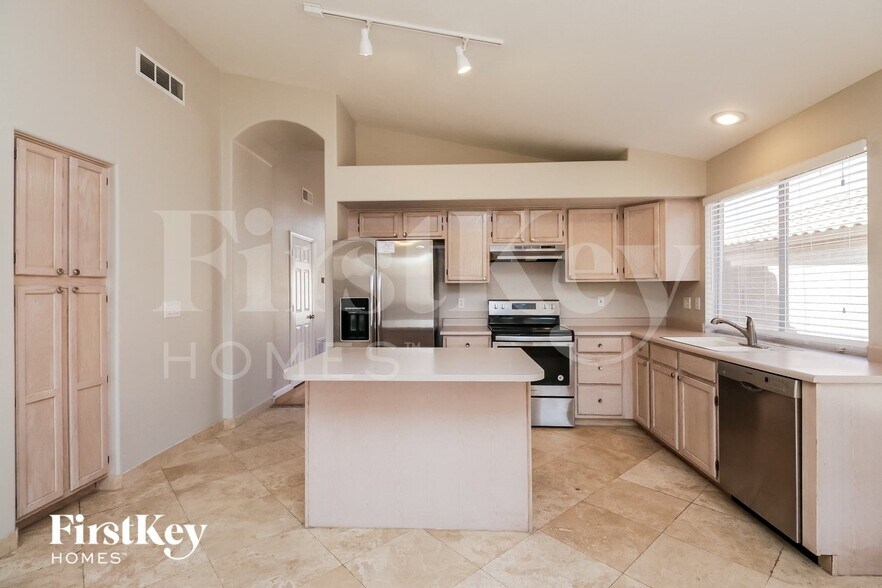 Building Photo - 1831 W Wildhorse Dr