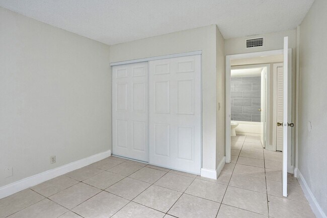 Building Photo - 3 BED/2BATH