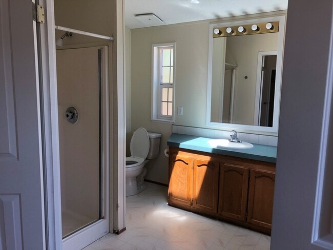 Building Photo - Spacious 3 bedroom home