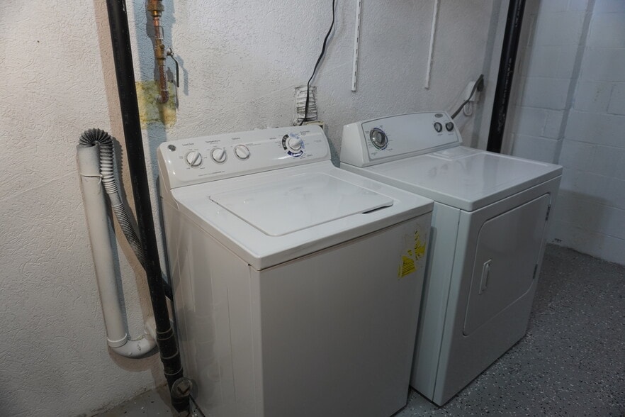 Building Photo - 25 Stillwood Cir