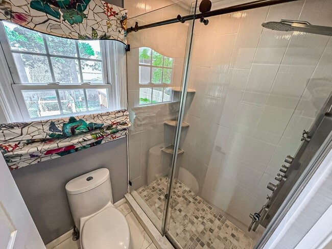 Building Photo - Magnificent 5 Bed 3 Bath Colonial Home Sit...