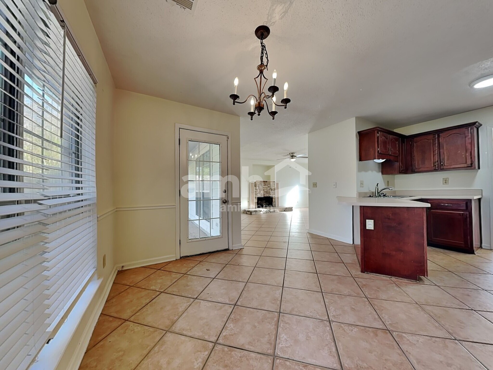 Building Photo - 5767 Lillian Bend Dr