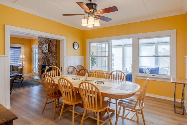 Building Photo - 640 S Columbia St