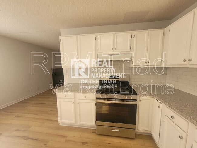 Building Photo - 1349 Brookwood Dr