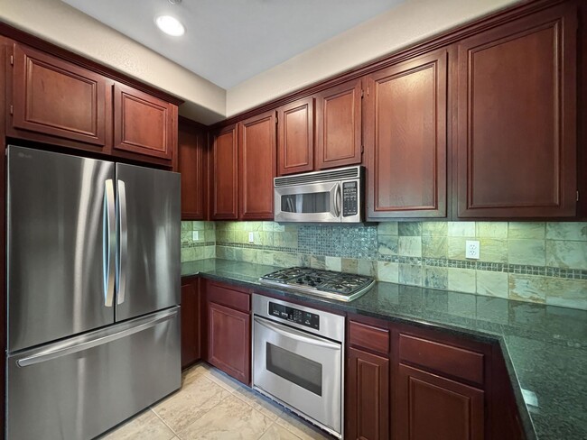 Building Photo - Beautiful & Spacious 2BD/2BA Townhouse in ...