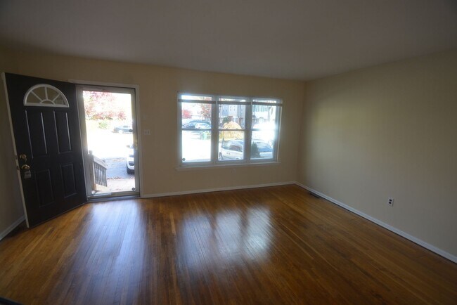 Building Photo - Recently Updated 3 Bedroom 1 Bath in Newark with a Partially Finished Basement