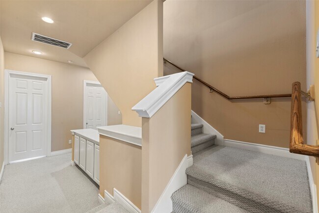 Building Photo - 9125 Harbor Hills Dr