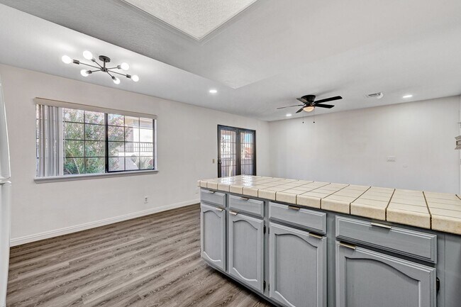 Building Photo - Clean and Ready to Move-in