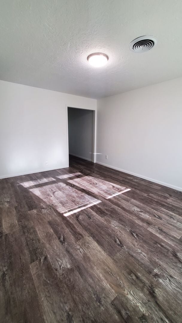 Building Photo - (2) Bed/(1) Bath Updated and Located just East of Campus Avail 8/11!
